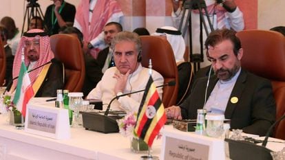 El representante iraní, Reza Najafi (derecha), durante la reunión preparatoria de las tres cumbres, celebrada este jueves en Yeddah.