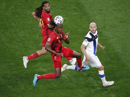 Los belgas Dedryck Boyata y Jason Denayer (en rojo), dos de los tres centrales belgas, defienden una jugada en el partido del pasado lunes ante Finlandia en San Petersburgo (Rusia).