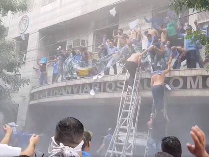 El intento de asalto al sindicato de chóferes, este lunes en Buenos Aires.