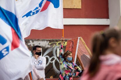 Un grupo de seguidores del candidato de la derecha José Antonio Kast  participa en un rally político en Iquique.