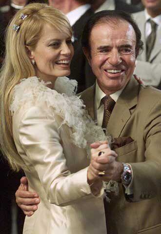 El ex presidente argentino Carlos Menem y Cecilia Bolocco bailan en su boda, en 2001.