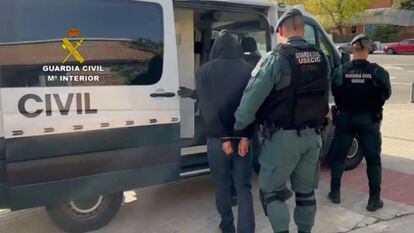 La Guardia Civil traslada a uno de los detenidos por los ataques antisemitas.