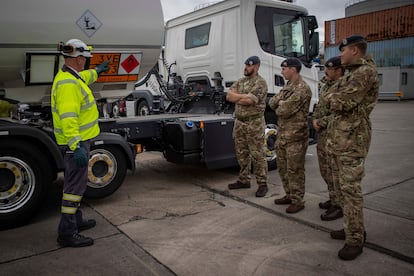 Un instructor de Hoyer Petrolog UK da este lunes en Londres las últimas instrucciones a los soldados que van a distribuir combustible por gasolineras del Reino Unido