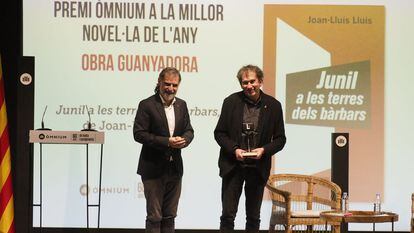 Joan-Lluís Lluís (derecha), junto a Jordi Cuixart, tras recibir el premio Òmnium a la mejor novela de 2021 por 'Junil a les terres delS bàrbars'.