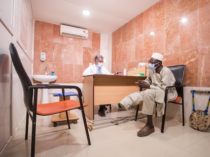 Mohamed Safi Ahmed El-Safi, músico sudanés de la región de Kordofán, en el Centro de Investigación del Micetoma de Jartum, junto al profesor Ahmed Fahal.