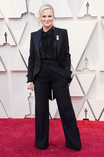 Amy Poehler, de riguroso negro con un traje de inspiración masculina. Lo firma Alberta Ferretti.