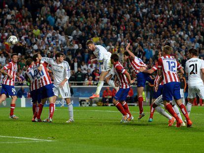 Sergio Ramos cabecea en el gol del empate para el Madrid en la final contra el Atlético el 24 de mayo de 2014, en Lisboa.