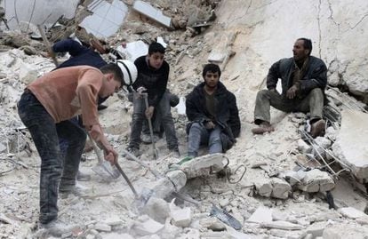 B&uacute;squeda de supervivientes entre los restos de un edificio bombardeado cerca de Alepo. 