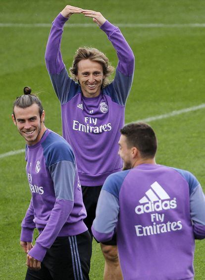 Modric bromea con Bale y Kovacic en el entrenamiento de este s&aacute;bado. 