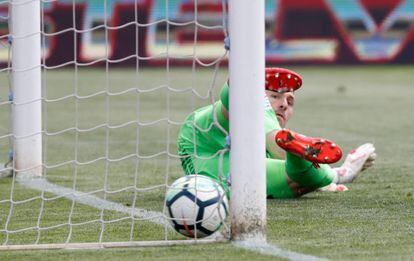 Guaita, meta de Getafe, contempla como la pelota entra en su portería.