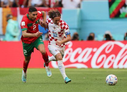 Achraf Hakimi y Luka Modric disputan el balón durante el Marruecos - Croacia.