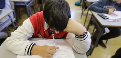 Alumnos de la Escola Pía de Sabadell (Barcelona) haciendo una prueba piloto de PISA.