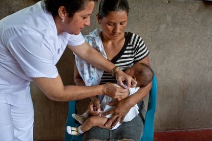 La enfermera Emérita Corales vacuna contra la influenza a Mareli del Carmen Martínez Rojas, de seis meses, el 30 de julio de 2009 en la provincia de León, Nicaragua.