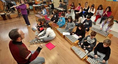 Un grupo de niños durante una clase de música en L'Escola Gavina