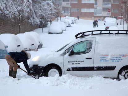 Fotografía: un conductor retira la nieve, en Ávila, el pasado domingo / Vídeo: Jesús Monclús explica cómo afrontar en la carretera un temporal de nieve.