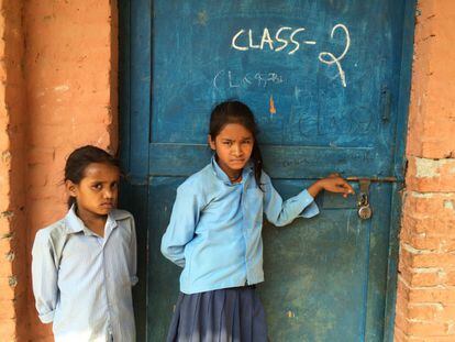 Tras el terremoto las escuelas permanecieron cerradas por cinco semanas. Dos niñas afuera de un aula en la aldea de Jhulosiruwari, Sindhupalchowk, dicen que querían volver a clase.