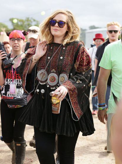 Esta es una de las últimas instantáneas de la cantante. Adele acudió el pasado junio al festival de Glastonbury donde lució este 'look boho' y se la pudo ver visiblemente más delgada debido a la dieta vegana que está siguiendo.