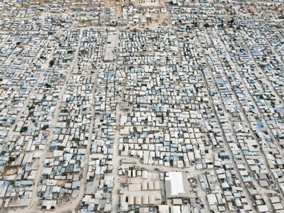 Una vista aérea muestra el campamento de al-Karamah para los desplazados internos sirios, en Idlib, Siria.