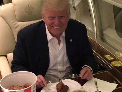 Donald Trump comiendo en el avi&oacute;n presidencial.