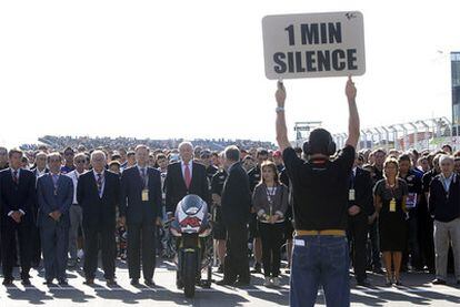 El Mundial de motociclismo guarda un minuto de silencio en honor al piloto japonés, fallecido en el circuito de Misano.