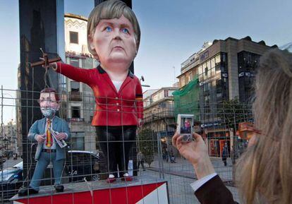 Efigies de Angela Merkel y Mariano Rajoy que se quemar&aacute;n en el carnaval vigu&eacute;s.