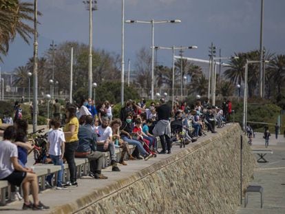 La fotografía, que muestra a familias junto a la playa de Barcelona el 26 de abril, fue cuestionada en redes sociales.