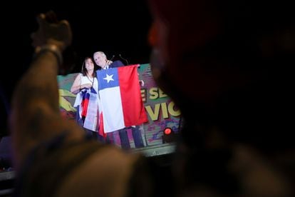 José Antonio Kast, candidato presidencial de Chile, y su esposa, Maria Pia Adriasola Barroilhet, tras obtener los resultados de la primera vuelta de las elecciones en Santiago, el pasado 21 de noviembre.