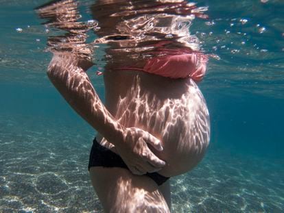 Una dona embarassada de 33 setmanes a dins del mar.