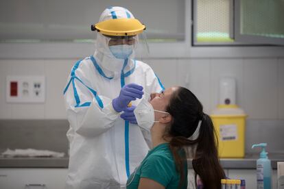 Un sanitario realiza una prueba PCR a una paciente en Barcelona.