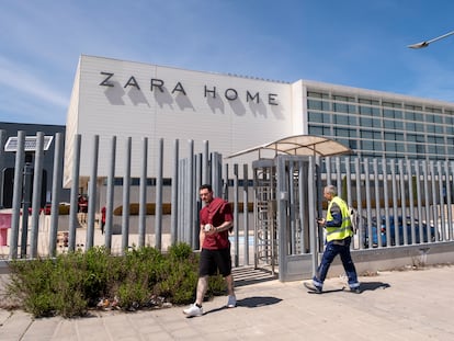 Trabajadores en una planta logística de Cabanillas del Campo (Guadalajara).