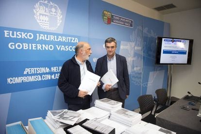 El forense Francisco Etxeberria, junto a Jonan Fern&aacute;ndez, en la presentaci&oacute;n del informe sobre la tortura en Euskadi.