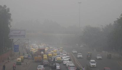 Nube tóxica de aire contaminado en Nueva Delhi, este domingo.