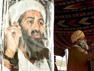 El líder del Partido del Islám, Maulama Fazalu Rehman, durante un mitin protalibán con la imagen de Osama Bin Laden a su espalda.