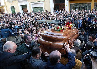 Los restos de Juanito Valderrama son llevados entre la multitud que ayer le rindió homenaje en Sevilla.