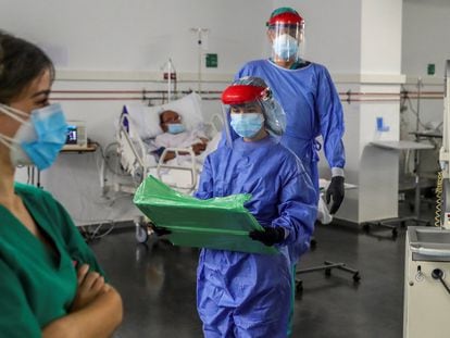 Personal sanitario durante su jornada de trabajo en una planta del Hospital Puerta de Hierro el 10 de abril.