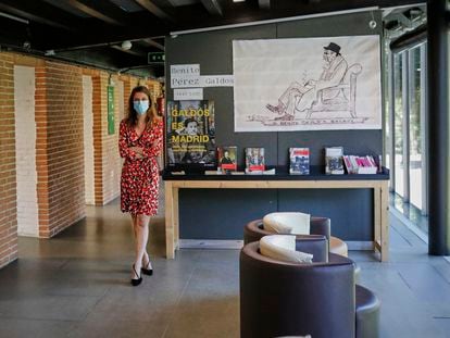 La delegada de Cultura, Turismo y Deporte, Andrea Levy, en una de las bibliotecas públicas de Madrid.