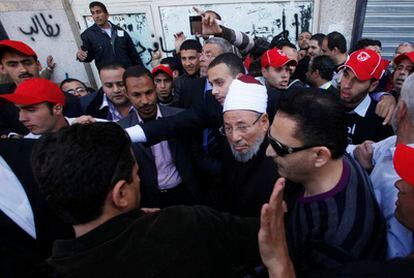 El teólogo islamista Yusuf Qaradawi, exiliado de Egipto durante 30 años, ha pedido en la Marcha de la victoria que el Ejército no olvide la revolución democrática