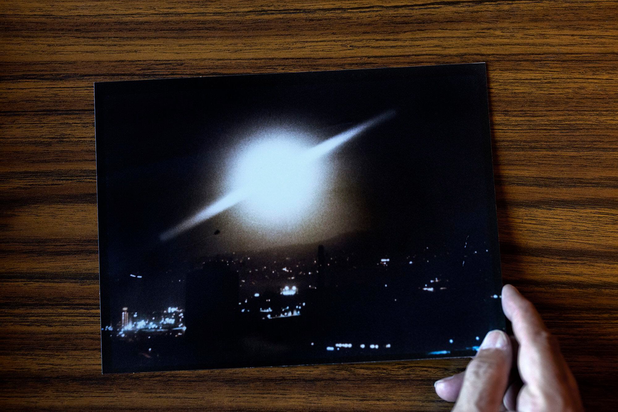 Foto tomada por un turista en Maspalomas en 1975. Ballester Olmos demostró que la luz se debió al lanzamiento de un misil estadounidense.  