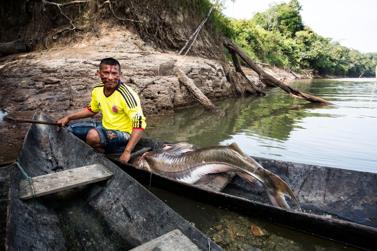 Un indígena macuna pesca en el río Apaporis para conseguir el alimento diario de su familia.
