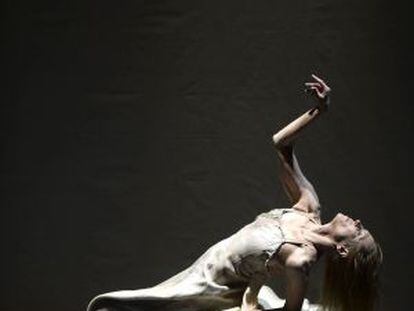 La bailarina Carolyn Carlson intrepreta 'Diálogo con Rothko'.