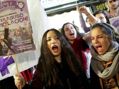 Manifestación frente al Ministerio de Justicia por la sentencia de la Manada. En vídeo, la rebelión popular por el caso de "La Manada".