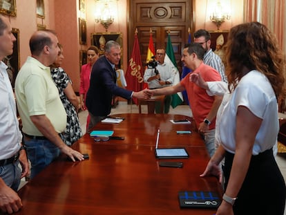 Inicio de la reunión en el Ayuntamiento entre el alcalde de Sevilla con representantes del sector audiovisual para hablar del Festival de Cine Europeo.