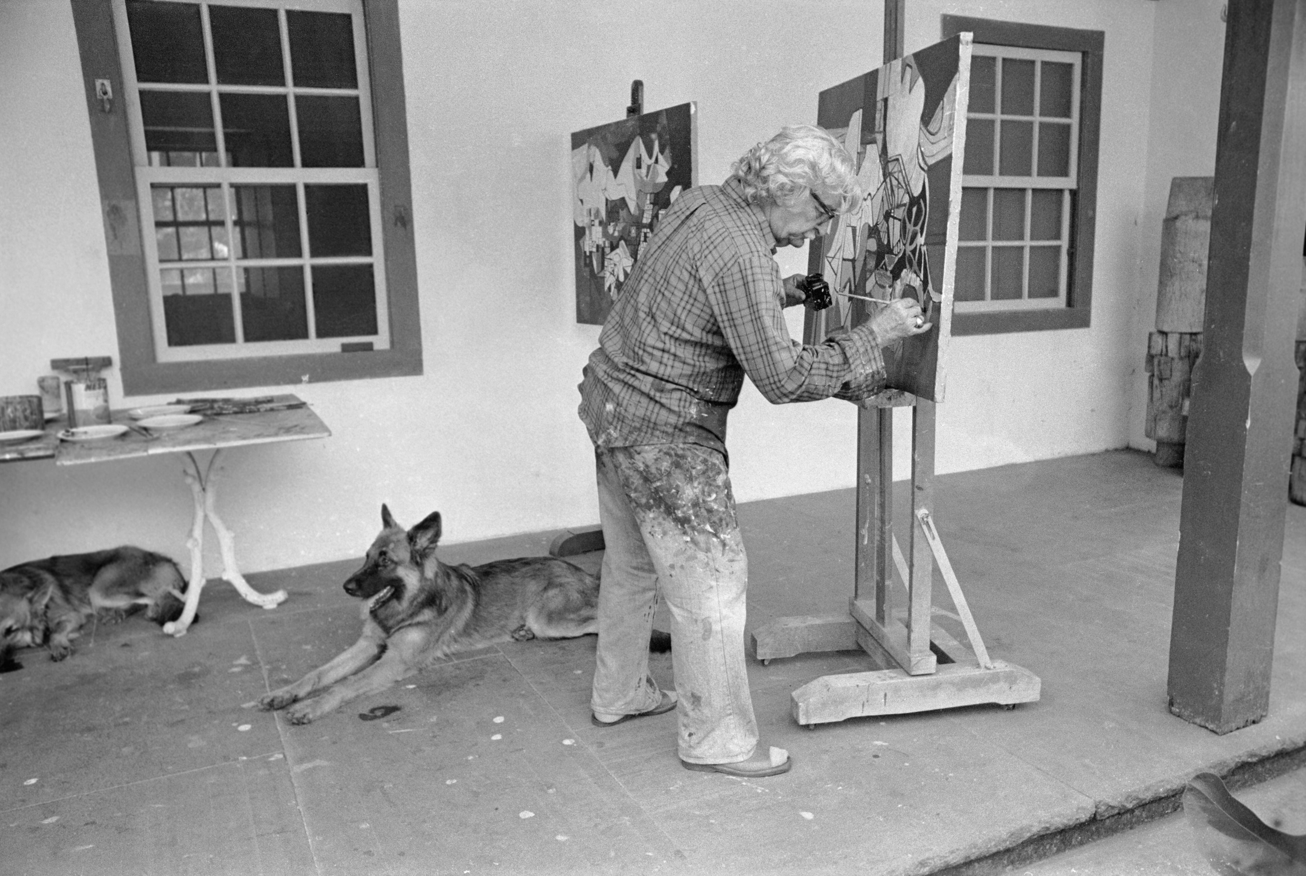 Burle Marx dando los toques finales a una de sus pinturas abstractas en 1978.