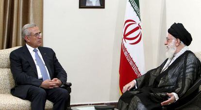 El l&iacute;der iran&iacute;, Ali Jamenei, con el presidente liban&eacute;s, Michel Suleiman.