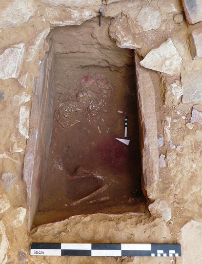 The minor's grave in Ba'ja, Jordan, where the scattered necklace can be seen, at the beginning of the study and recovery work.