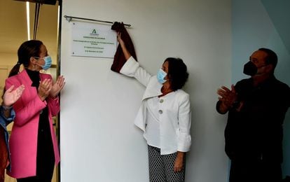 La consejera de Salud de la Junta de Andalucía, Catalina García, inaugura el consultorio de Galaroza (Huelva), el pasado 8 de noviembre.