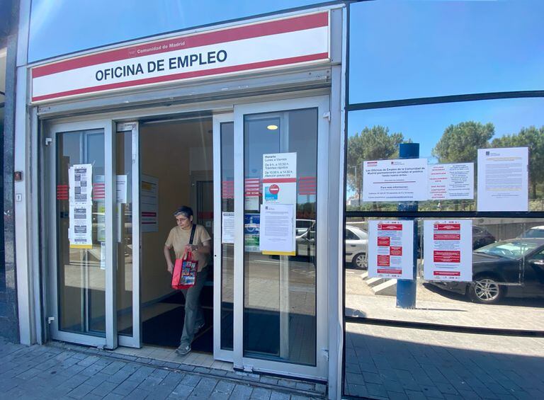 Una mujer deja una oficina de empleo en Madrid.