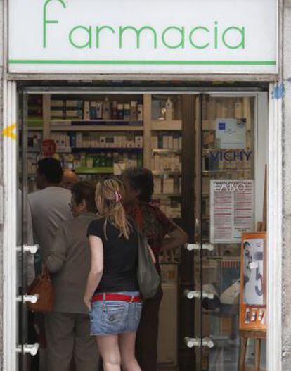 Una farmacia en la calle Preciados el d&iacute;a del comienzo del copago.