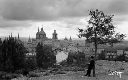 El fotógrafo de Loty, Antonio Passaporte, contempla una vista de la población y del Monasterio de San Lorenzo de El Escorial.