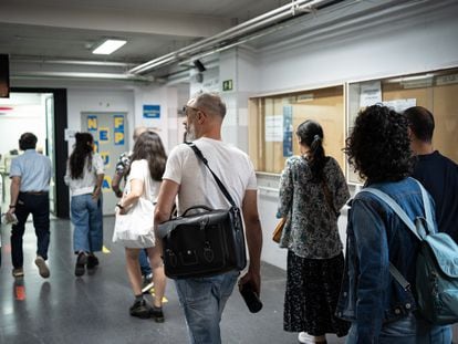 Varios opositores a profesor de secundaria esperan para examinarse al instituto público Pablo Neruda, en Leganés (Madrid) el 17 de junio.